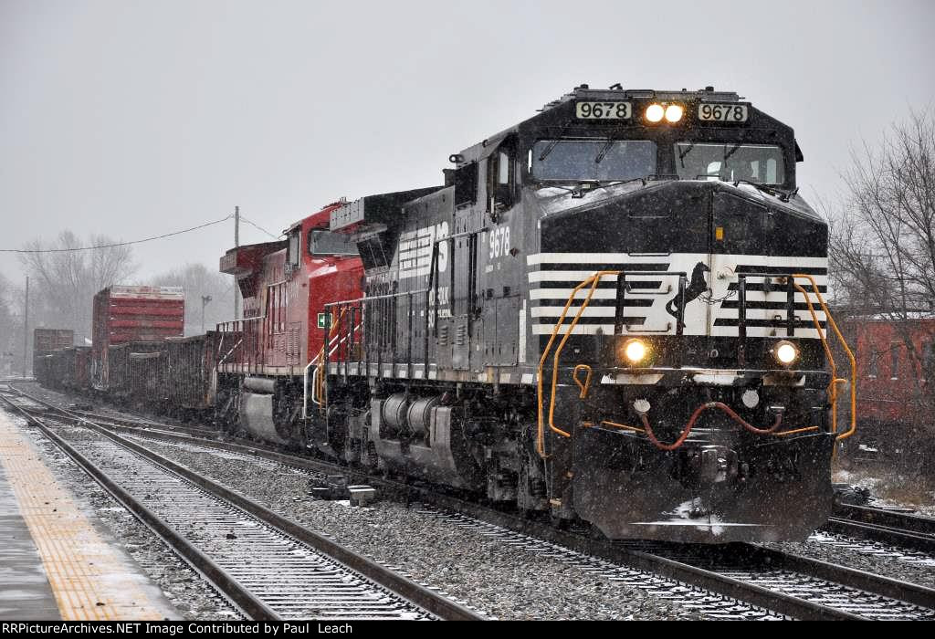 Westbound manifest approaches the yard